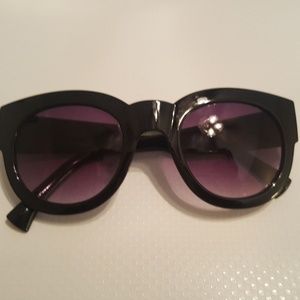Black round eye sunglasses